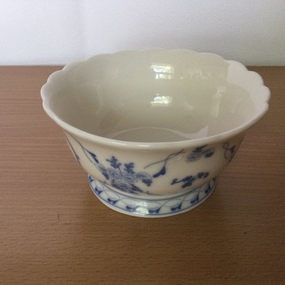 SKYE MCGHIE BLUE ARISTOPETS FINE PORCELAIN BOWL FOOTED SCALLOPED Made in China - Picture 2 of 5